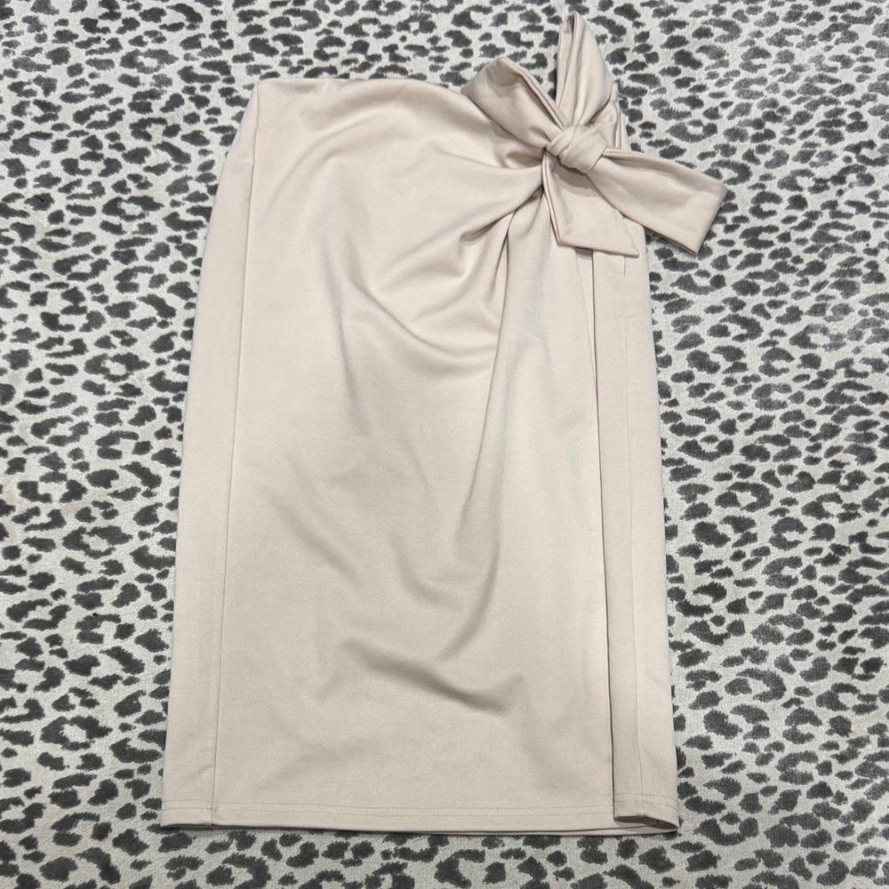 Elegant Cream Bow-Tie Skirt